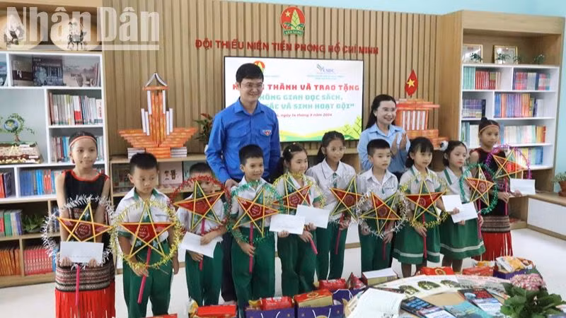 Anh Bùi Quang Huy, Bí thư thứ nhất Trung ương Đoàn và chị Nguyễn Phạm Duy Trang, Bí thư Trung ương Đoàn, Chủ tịch Hội đồng Đội Trung ương trao học bổng và tặng quà cho các cháu học sinh Trường Tiểu học Võ Thị Sáu.