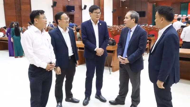 Phó Thống đốc Ngân hàng Nhà nước Đoàn Thái Sơn (người đứng thứ 2 từ phải sang) trao đổi với các doanh nghiệp bên lề hội nghị.