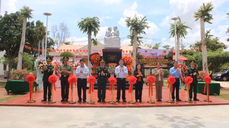Các đồng chí lãnh đạo và các đơn vị thực hiện nghi thức cắt băng khánh thành tượng đài “Bác Hồ với chiến sĩ Biên phòng” tại Đồn Biên phòng Ea H’leo.