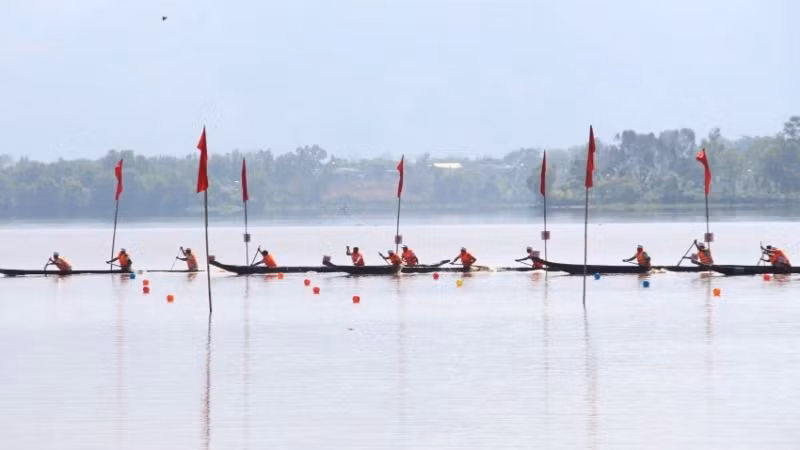 Các đội tranh tài ở hạng mục đua thuyền độc mộc ba vận động viên.