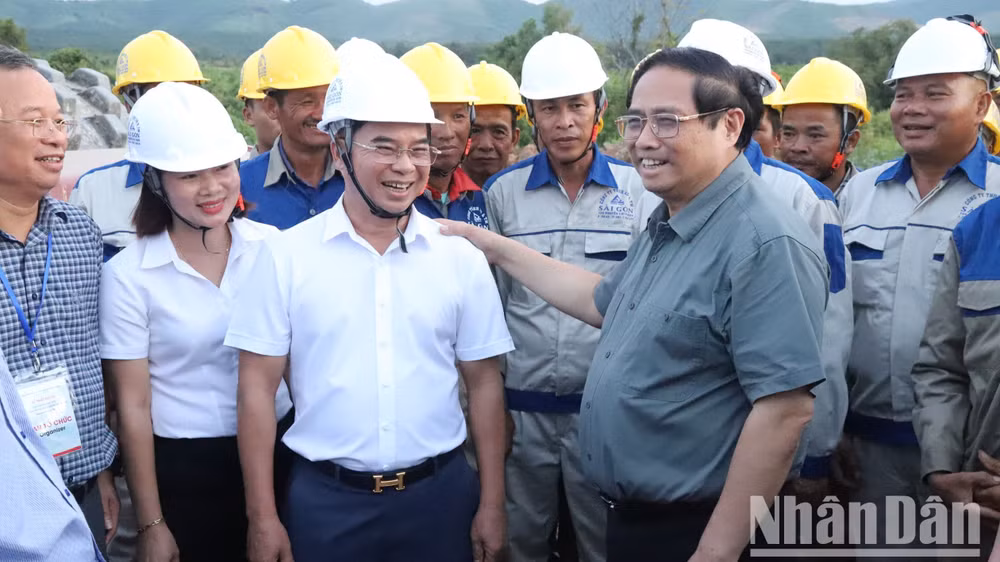 Đến khảo sát tuyến cao tốc tại xã Vụ Bổn, huyện Krông Pắc, Thủ tướng động viên nhà thầu địa phương là Công ty TNHH Đầu tư và Thương mại Sài Gòn nỗ lực vươn lên, đầu tư trang thiết bị, có thêm kinh nghiệm phát triển.
