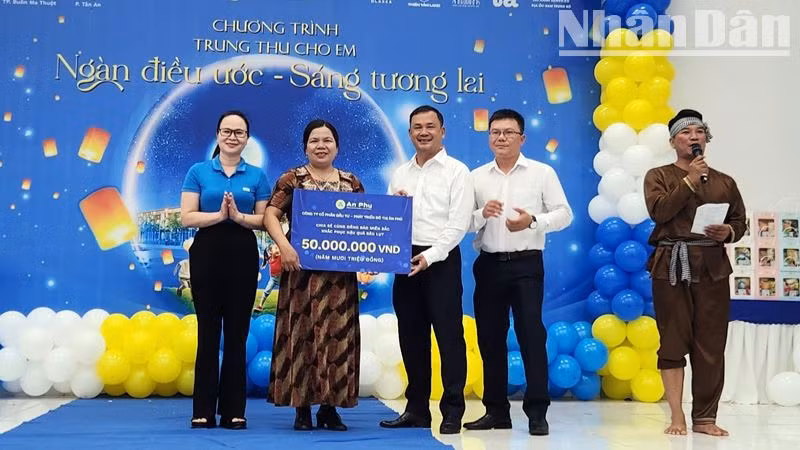 Đại diện công ty cổ phần Ân Phú trao 50 triệu đồng hỗ trợ đồng bào các tỉnh phía bắc cho Liên đoàn Lao động thành phố Buôn Ma Thuột.
