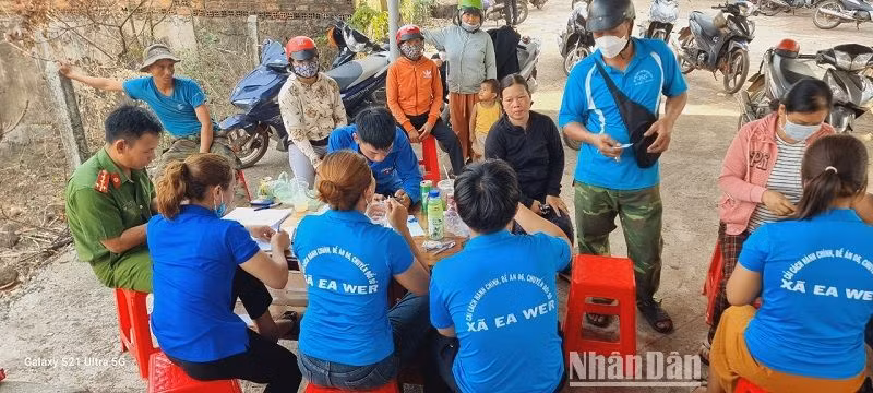 Đại úy Y Giêng Knul cùng các thành viên trong Tổ cải cách hành chính và công nghệ số hướng dẫn người dân kích hoạt định danh mức 2.