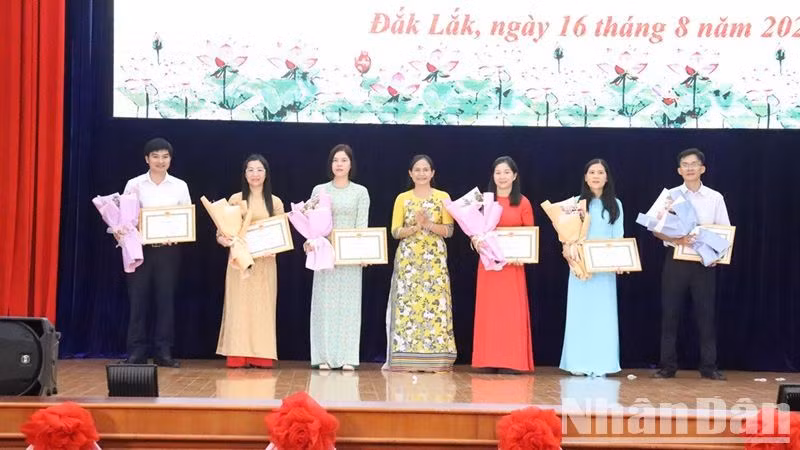Đồng chí H'Lim Niê, Trưởng Ban Tuyên giáo Tỉnh ủy Đắk Lắk, Trưởng Ban tổ chức cuộc thi trao tặng Bằng khen của Ủy ban nhân dân tỉnh cho các cá nhân có thành tích xuất sắc trong công tác tham mưu tổ chức cuộc thi và tham gia cuộc thi.