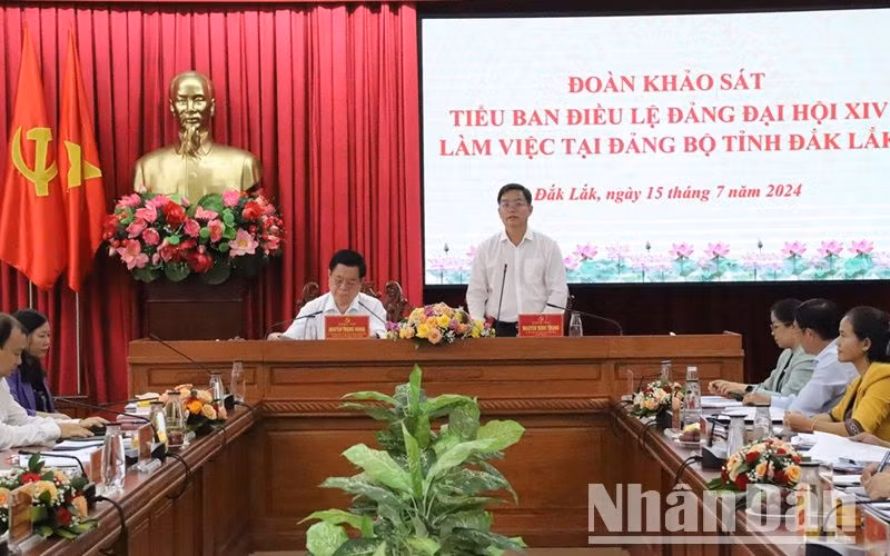 Bí thư Tỉnh ủy Đắk Lắk Nguyễn Đình Trung phát biểu tại buổi làm việc. Bí thư Tỉnh ủy Đắk Lắk Nguyễn Đình Trung phát biểu tại buổi làm việc.