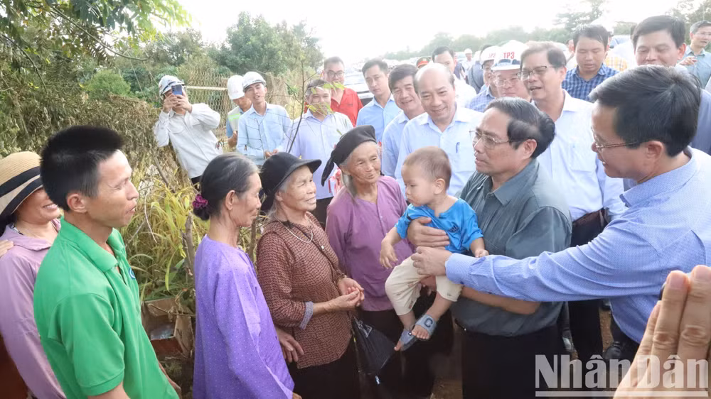 Thủ tướng hỏi thăm người dân xã Vụ Bổn, huyện Krông Pắc nơi có cao tốc đi qua.
