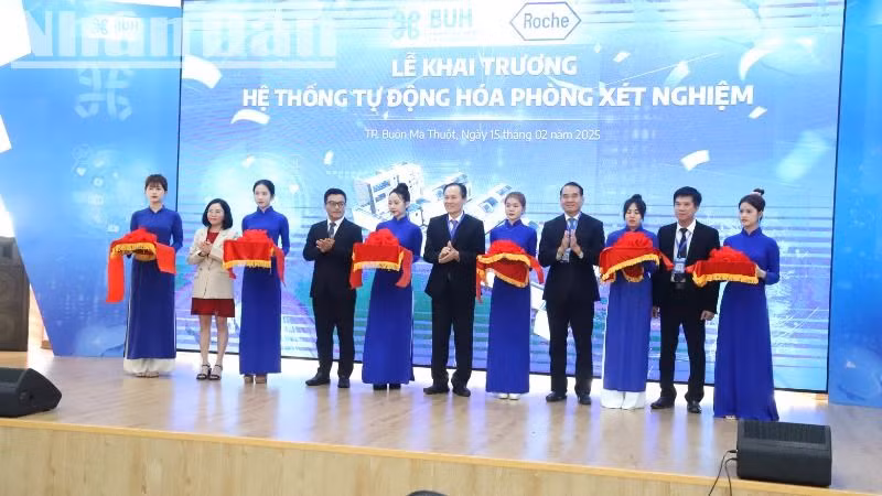 Lãnh đạo Bệnh viện Đại học Y Dược Buôn Ma Thuột cắt băng khai trương Phòng xét nghiệm tự động hóa sử dụng hệ thống Automation CCM &amp; cobas Pro của hãng Roche (Thụy Sĩ), hệ thống xét nghiệm tự động đầu tiên tại khu vực Tây Nguyên.