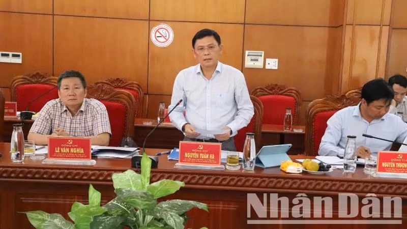 Phó Chủ tịch Thường trực Ủy ban nhân dân tỉnh Đắk Lắk Nguyễn Tuấn Hà trao đổi với Đoàn kiểm tra tại buổi làm việc. Phó Chủ tịch Thường trực Ủy ban nhân dân tỉnh Đắk Lắk Nguyễn Tuấn Hà trao đổi với Đoàn kiểm tra tại buổi làm việc.