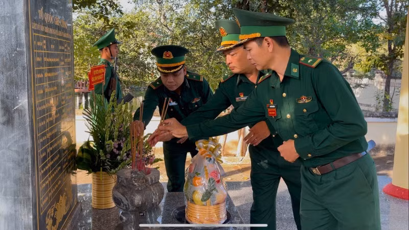 Cán bộ, chiến sĩ Bộ đội biên phòng dâng hương tưởng niệm các Anh hùng liệt sĩ tại Nhà bia ghi danh các Anh hùng, liệt sĩ Đồn Biên phòng cửa khẩu Đắk Ruê.