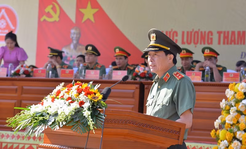 Trung tướng Lê Quốc Hùng, Thứ trưởng Công an phát biểu chỉ đạo tại lễ ra mắt lực lượng tham gia bảo vệ an ninh trật tự ở cơ sở tỉnh Đắk Lắk. Trung tướng Lê Quốc Hùng, Thứ trưởng Công an phát biểu chỉ đạo tại lễ ra mắt lực lượng tham gia bảo vệ an ninh trật tự ở cơ sở tỉnh Đắk Lắk.