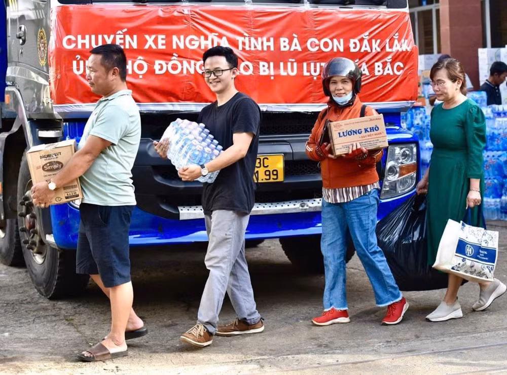 Người dân thành phố Buôn Ma Thuột nối đuôi nhau mang các nhu yếu phẩm đến ủng hộ đồng bào vùng lũ lụt các tỉnh phía bắc. Người dân thành phố Buôn Ma Thuột nối đuôi nhau mang các nhu yếu phẩm đến ủng hộ đồng bào vùng lũ lụt các tỉnh phía bắc.