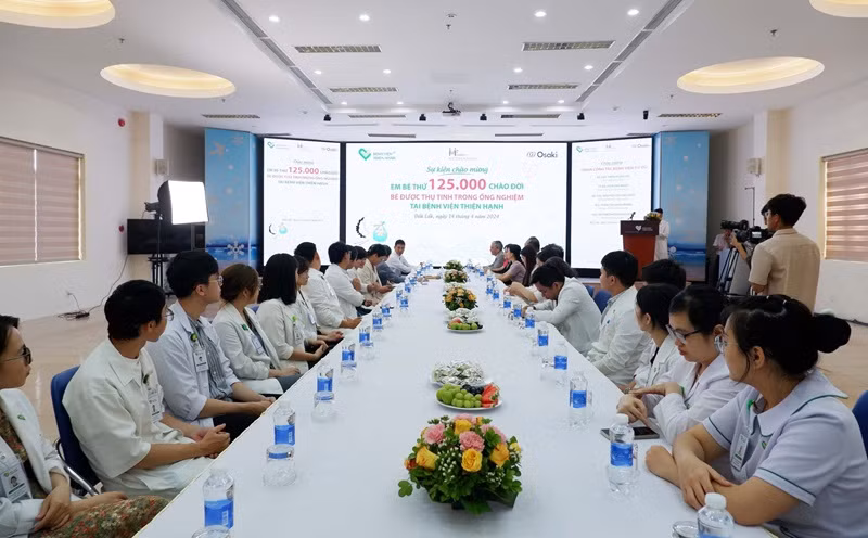 Các bác sĩ của Bệnh viện đa khoa Thiện Hạnh, thành phố Buôn Ma Thuột, tỉnh Đắk Lắk và Bệnh viện Từ Dũ Thành phố Hồ Chí Minh trong sự kiện chào đón em bé thứ 125.000 chào đời.