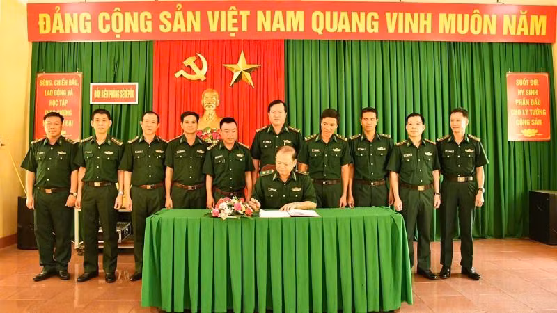 Trung tướng Nguyễn Anh Tuấn ghi sổ vàng truyền thống tại Đồn Biên phòng Sêrêpốk.