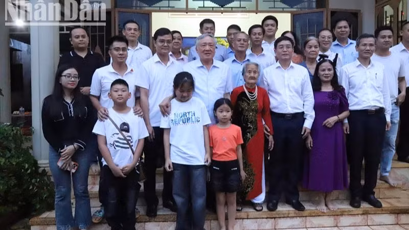 Phó Thủ tướng Thường trực Nguyễn Hòa Bình và các đại biểu chụp hình lưu niệm với người thân Mẹ Việt Nam anh hùng Lê Thị Tùng.
