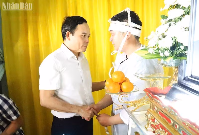 Phó Thủ tướng Trần Lưu Quang thăm hỏi và chia buồn với người thân các nạn nhân. Phó Thủ tướng Trần Lưu Quang thăm hỏi và chia buồn với người thân các nạn nhân.