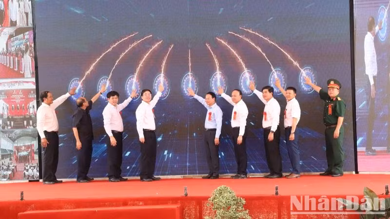 Lãnh đạo Bộ Nông nghiệp và Môi trường và tỉnh Đắk Lắk ấn nút khánh thành Cụm công trình đầu mối hồ chứa nước Krông Pách Thượng giai đoạn 1.