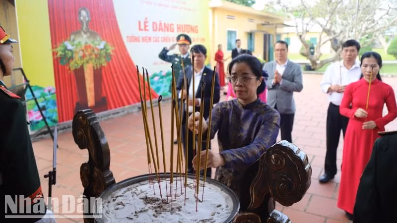 Các đại biểu dâng hương tưởng niệm các chiến sĩ cách mạng đã hy sinh tại Di tích Quốc gia đặc biệt Nhà đày Buôn Ma Thuột.
