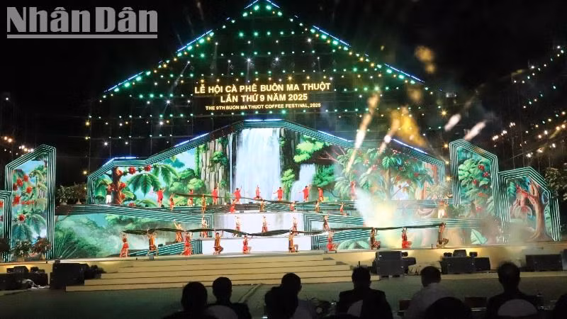 Và tái hiện lại quá trình từ khi cà-phê có mặt ở Đắk Lắk đến ngày nay. Và tái hiện lại quá trình từ khi cà-phê có mặt ở Đắk Lắk đến ngày nay.