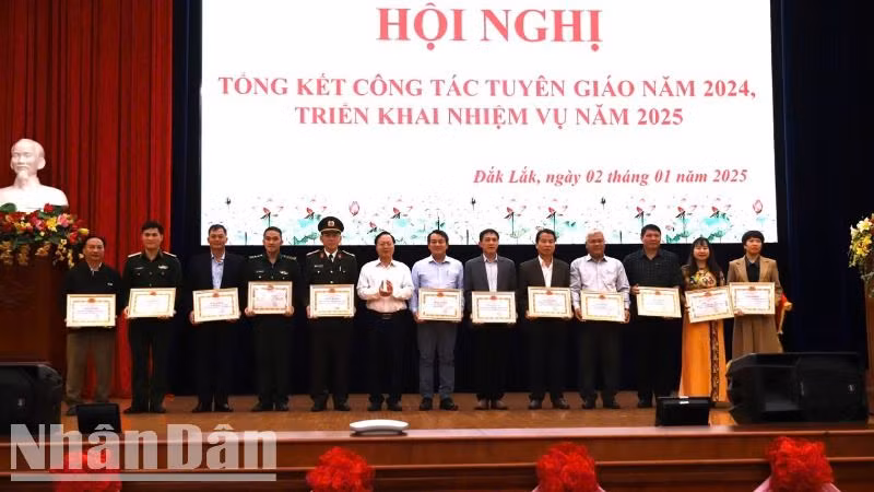 Lãnh đạo Ban Tuyên giáo Tỉnh ủy tặng giấy khen cho các tập thể có thành tích xuất sắc trong công tác tuyên giáo năm 2024. Lãnh đạo Ban Tuyên giáo Tỉnh ủy tặng giấy khen cho các tập thể có thành tích xuất sắc trong công tác tuyên giáo năm 2024.