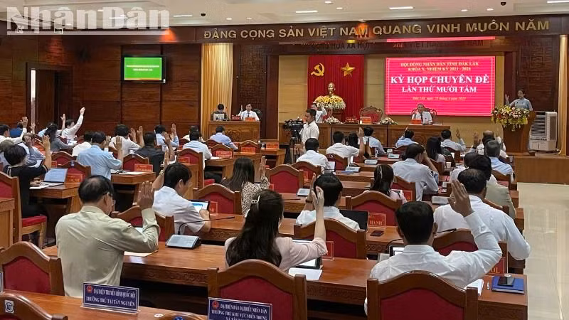 Các đại biểu biểu quyết thông qua Nghị quyết miễn nhiệm Chủ tịch Ủy ban nhân dân tỉnh Đắk Lắk khóa X, nhiệm kỳ 2021-2026, đối với ông Phạm Ngọc Nghị. Các đại biểu biểu quyết thông qua Nghị quyết miễn nhiệm Chủ tịch Ủy ban nhân dân tỉnh Đắk Lắk khóa X, nhiệm kỳ 2021-2026, đối với ông Phạm Ngọc Nghị.