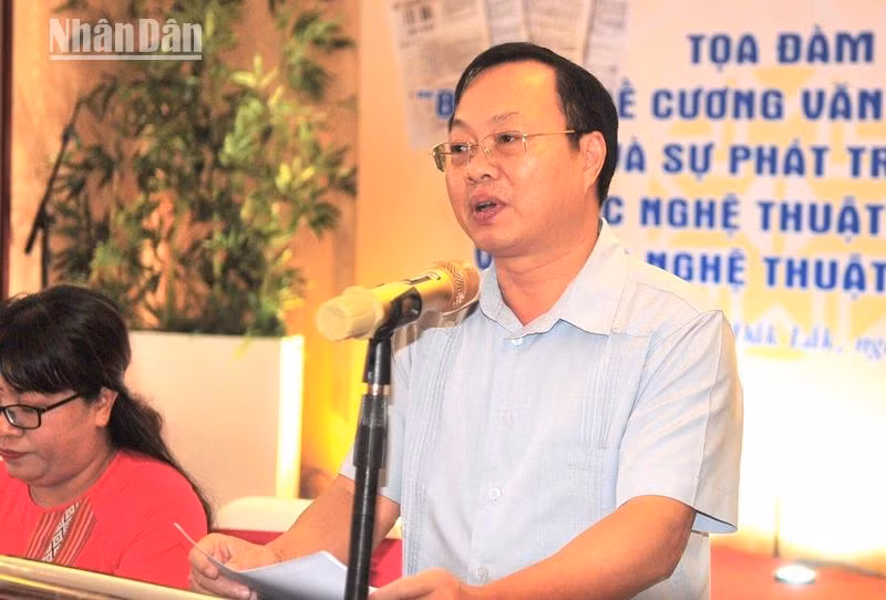 Phó trưởng Ban Thường trực Ban Tuyên giáo Tỉnh ủy Đắk Lắk Huỳnh Chiến Thắng phát biểu tại buổi tọa đàm.