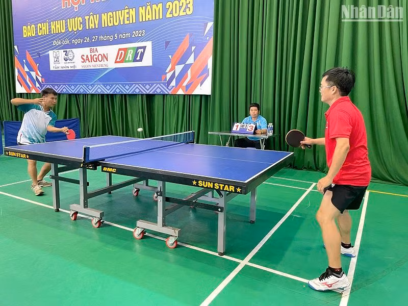 Các vận động viên tranh tài ở nội dung môn bóng bàn.