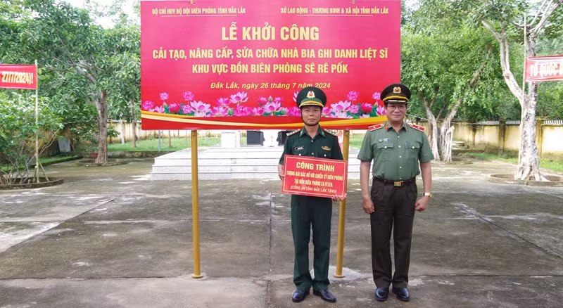 Thiếu tướng Lê Vinh Quy, Giám đốc Công an tỉnh Đắk Lắk tặng công trình tượng đài “Bác Hồ với chiến sĩ Biên phòng” cho cán bộ, chiến sĩ Đồn Biên phòng Ea H’Leo. Thiếu tướng Lê Vinh Quy, Giám đốc Công an tỉnh Đắk Lắk tặng công trình tượng đài “Bác Hồ với chiến sĩ Biên phòng” cho cán bộ, chiến sĩ Đồn Biên phòng Ea H’Leo.