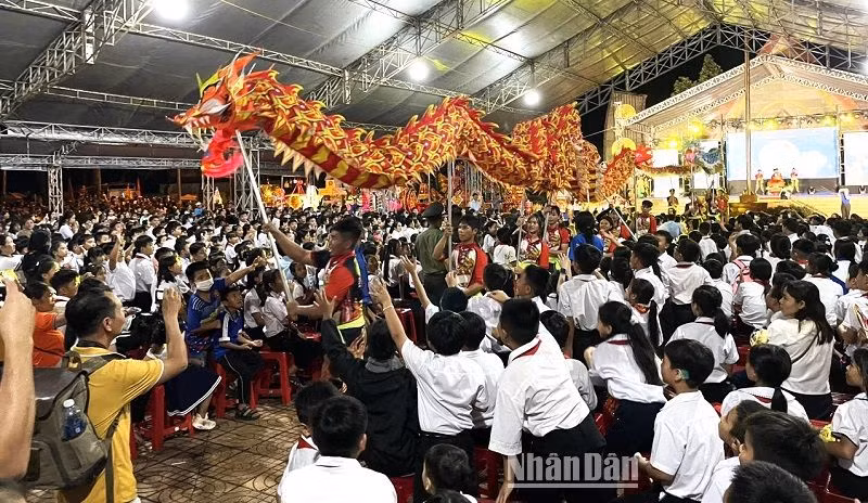 Hoạt động múa rồng tại Đêm hội Trăng rằm năm 2023 huyện Ea H’leo.