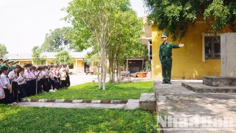 Các em học sinh tham quan và nghe giới thiệu về lịch sử, ý nghĩa của cột mốc biên giới. Các em học sinh tham quan và nghe giới thiệu về lịch sử, ý nghĩa của cột mốc biên giới.