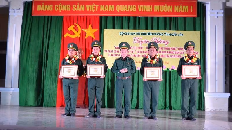 Đại tá Đỗ Quang Thấm, Chính ủy Bộ đội Biên phòng tỉnh Đắk Lắk trao chứng nhận tặng các gương mặt trẻ tiêu biểu.