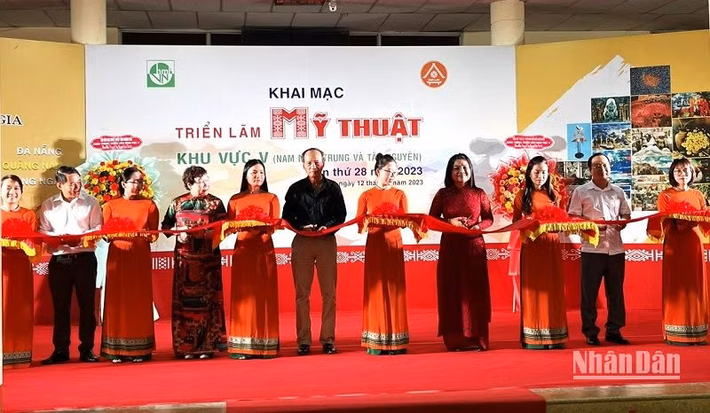 Các đại biểu cắt băng khai mạc Triển lãm Mỹ thuật khu vực V- Nam Trung bộ và Tây Nguyên lần thứ 28 năm 2023.