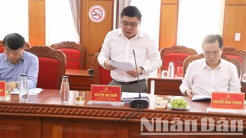 Đồng chí Nguyễn Văn Oanh, Vụ trưởng Vụ Địa phương V, Ủy ban Kiểm tra Trung ương, thư ký Đoàn kiểm tra số 1922 thông báo dự thảo báo cáo kết quả kiểm tra đối với Ban Thường vụ Tỉnh ủy Đắk Lắk.
