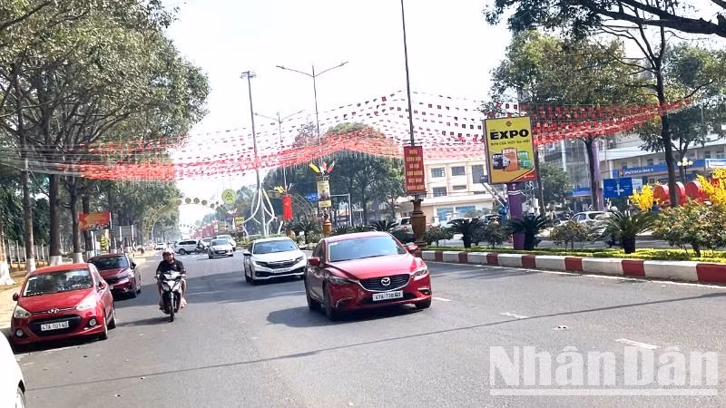 Đường Nguyễn Tất Thành, thành phố Buôn Ma Thuột phấp phới cờ hoa chào đón Xuân Ất Tỵ 2025.