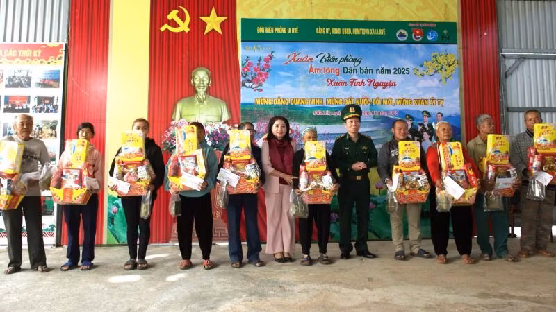Đồng chí Nguyễn Thị Thu Nguyệt, Phó trưởng Đoàn đại biểu Quốc hội chuyên trách tỉnh Đắk Lắk và lãnh đạo Bộ Chỉ huy Bộ đội Biên phòng tỉnh trao quà tặng nhân dân khó khăn trên địa bàn xã Ia Rvê.