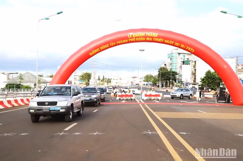 Đường Đông-Tây thành phố Buôn Ma Thuột được khánh thành và đưa vào sử dụng. Đường Đông-Tây thành phố Buôn Ma Thuột được khánh thành và đưa vào sử dụng.