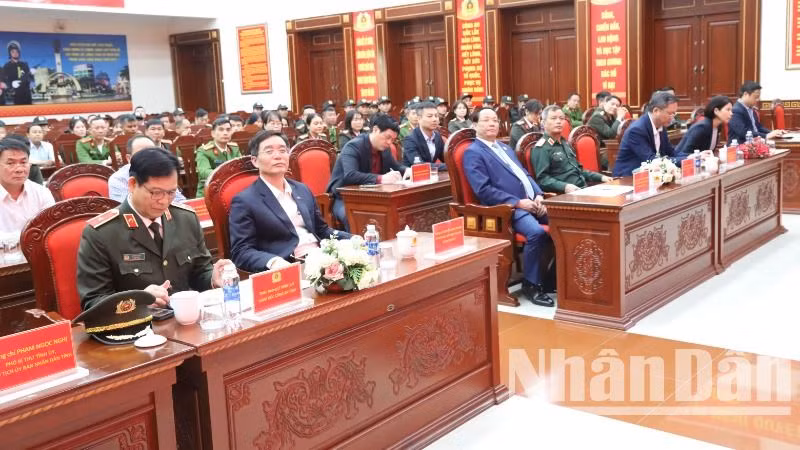 Phó Chủ tịch Quốc hội Trần Quang Phương tại buổi thăm, chúc Tết Công an tỉnh Đắk Lắk. Phó Chủ tịch Quốc hội Trần Quang Phương tại buổi thăm, chúc Tết Công an tỉnh Đắk Lắk.