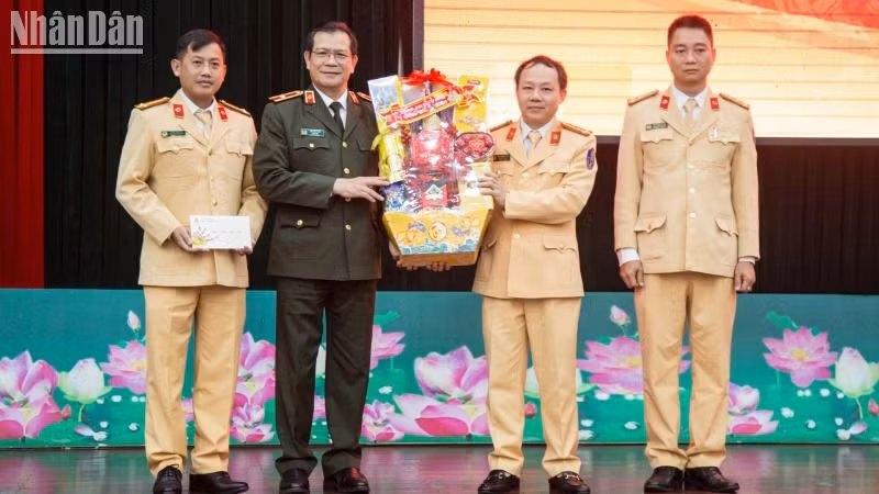 Thiếu tướng Lê Vinh Quy, Giám đốc Công an tỉnh Đắk Lắk, tặng quà cho Phòng Cảnh sát giao thông với tinh thần làm việc “xuyên đêm, xuyên Tết, xuyên lễ và không có ngày nghỉ”, tập trung xử lý nghiêm các hành vi vi phạm là nguyên nhân dẫn đến tai nạn giao thông. Thiếu tướng Lê Vinh Quy, Giám đốc Công an tỉnh Đắk Lắk, tặng quà cho Phòng Cảnh sát giao thông với tinh thần làm việc “xuyên đêm, xuyên Tết, xuyên lễ và không có ngày nghỉ”, tập trung xử lý nghiêm các hành vi vi phạm là nguyên nhân dẫn đến tai nạn giao thông.