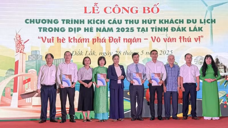 Trao cam kết chính sách ưu đãi kích cầu giữa Sở Văn hóa, Thể thao và Du lịch tỉnh Đắk Lắk với các Chi hội thuộc Hiệp hội Du lịch tỉnh.