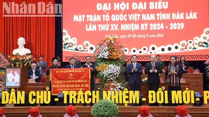 Các đồng chí Thường trực Tỉnh ủy Đắk Lắk thay mặt Ban Chấp hành Đảng bộ tỉnh Đắk Lắk tặng Ủy ban Mặt trận Tổ quốc Việt Nam tỉnh bức trướng mang dòng chữ "Đoàn kết-dân chủ-trách nhiệm-đổi mới-phát triển".