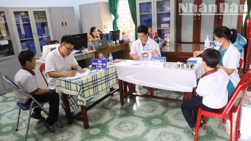 Chiến dịch tiêm vaccine phòng sởi ở Đắk Lắk được triển khai đến tận các trường học.