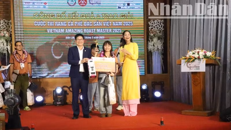 Thí sinh Nguyễn Hương đến từ tỉnh Đắk Nông đạt 328,8/400 điểm, đoạt giải Nhì cuộc thi. Thí sinh Nguyễn Hương đến từ tỉnh Đắk Nông đạt 328,8/400 điểm, đoạt giải Nhì cuộc thi.