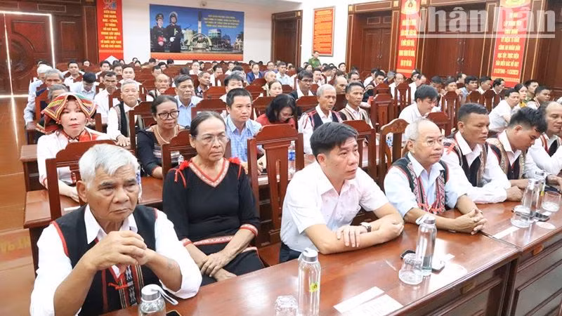 Các điển hình tiên tiến trong Phong trào toàn dân bảo vệ an ninh Tổ quốc vùng đồng bào dân tộc thiểu số khu vực Tây Nguyên giai đoạn 2018-2024 dự hội nghị. Các điển hình tiên tiến trong Phong trào toàn dân bảo vệ an ninh Tổ quốc vùng đồng bào dân tộc thiểu số khu vực Tây Nguyên giai đoạn 2018-2024 dự hội nghị.