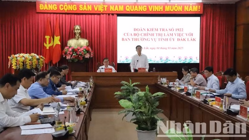 Bí thư Tỉnh ủy Đắk Lắk Nguyễn Đình Trung phát biểu tại buổi làm việc. Bí thư Tỉnh ủy Đắk Lắk Nguyễn Đình Trung phát biểu tại buổi làm việc.