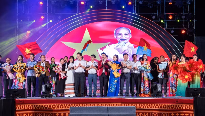 Chương trình tôn vinh các Nghệ sĩ nhân dân, Nghệ sĩ ưu tú của tỉnh Đắk Lắk đã có nhiều cống hiến cho sự nghiệp phát triển văn hóa, xã hội của tỉnh, góp phần gìn giữ, phát huy những giá trị văn hóa đặc sắc của đồng bào các dân tộc Tây Nguyên.