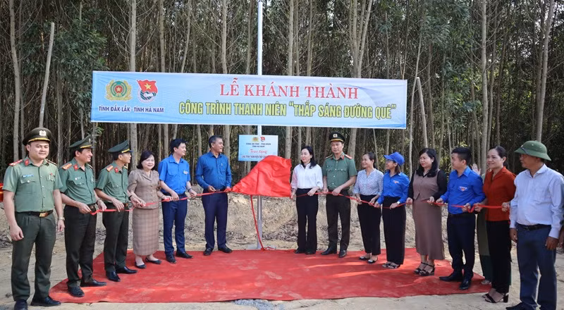 Lãnh đạo Tỉnh ủy và Công an tỉnh, Tỉnh đoàn hai tỉnh Đắk Lắk và Hà Nam kéo băng khánh thành công trình thắp sáng .đường quê dài 3 Km tại thôn Ea Rớt, xã Cư Pui, huyện Krông Bông.