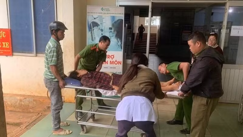 Lực lượng Công an xã Ea Ngai và người dân địa phương kịp thời đưa chị H đến Bệnh viện đa khoa thị xã Buôn Hồ cấp cứu. Lực lượng Công an xã Ea Ngai và người dân địa phương kịp thời đưa chị H đến Bệnh viện đa khoa thị xã Buôn Hồ cấp cứu.