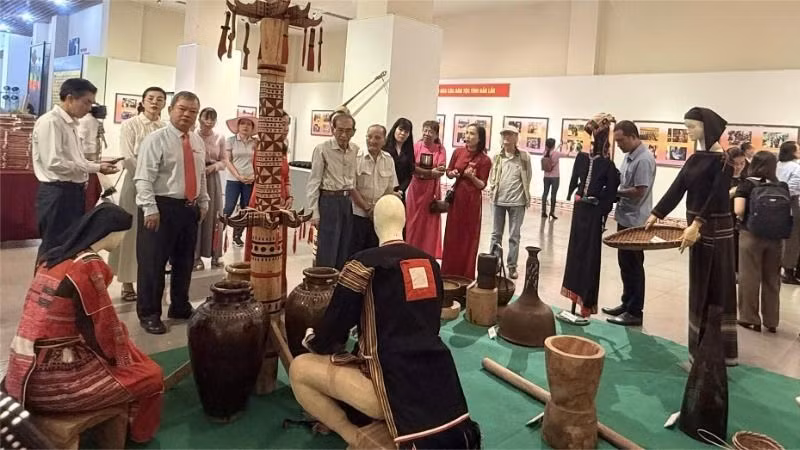 Các đại biểu tham quan trưng bày “Sắc màu văn hóa Đắk Lắk”. Các đại biểu tham quan trưng bày “Sắc màu văn hóa Đắk Lắk”.