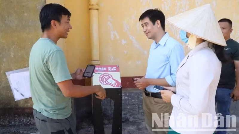 Anh Trần Minh Tuấn, Trưởng Dự án “Yêu lắm Việt Nam”, Công ty cổ phần Phygital Labs hướng dẫn cách sử dụng bảng gắn chip NFC.