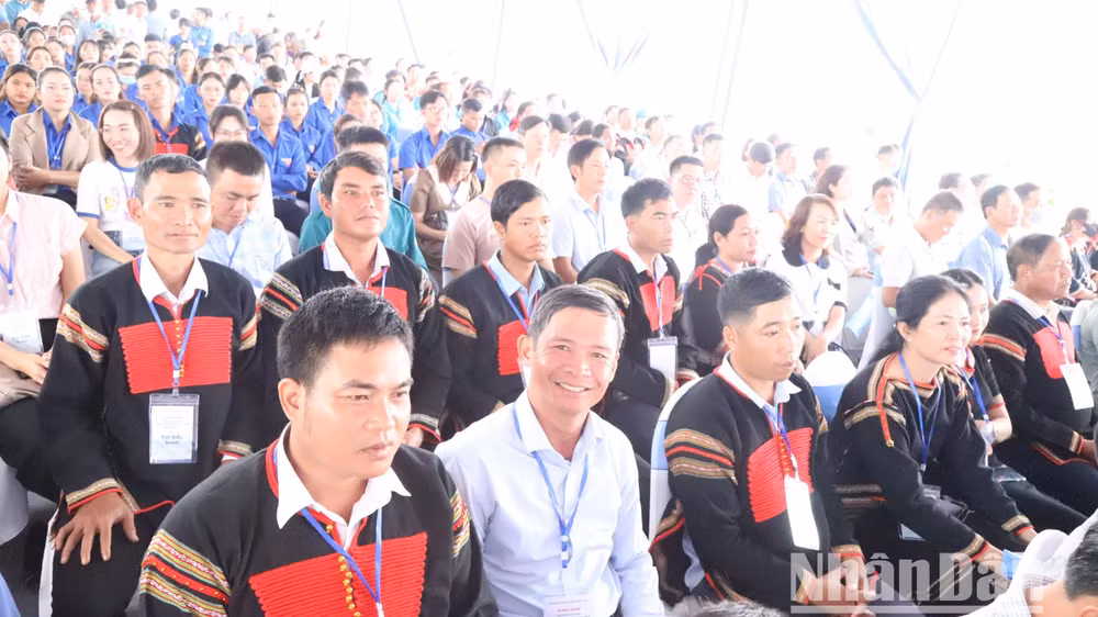 Đồng bào các dân tộc tỉnh Đắk Lắk dự Lễ phát động Đợt thi đua cao điểm “500 ngày đêm hoàn thành 3.000km đường cao tốc” do Hội đồng Thi đua-khen thưởng Trung ương tổ chức.