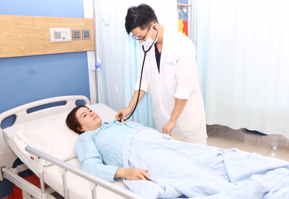 Các bác sĩ Bệnh viện Đại học Y dược Buôn Ma Thuột thăm khám cho bệnh nhân N.T.L sau khi cứu chữa thành công bệnh thuyên tắc động mạch phổi.